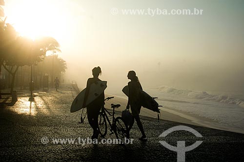  Surfers walking down the sidewalk of Arpoador Beach  - Rio de Janeiro city - Rio de Janeiro state (RJ) - Brazil