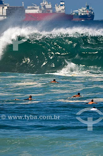  Surfers in Arpoador Beach with cargo ships in the background  - Rio de Janeiro city - Rio de Janeiro state (RJ) - Brazil