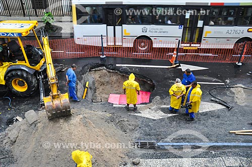  Workers working on site - Gomes Carneiro street  - Rio de Janeiro city - Rio de Janeiro state (RJ) - Brazil
