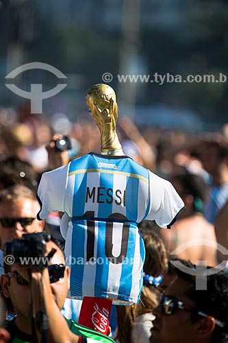  Shirt of Argentine national team with the Replica of World Cup trophy near to FIFA Fan Fest before of the match between Germany x Argentine by final game of World Cup of Brazil  - Rio de Janeiro city - Rio de Janeiro state (RJ) - Brazil