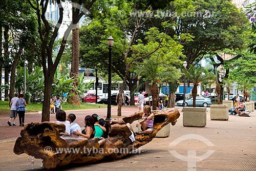  People sitting on tree trunk in Arouche Square  - Sao Paulo city - Sao Paulo state (SP) - Brazil