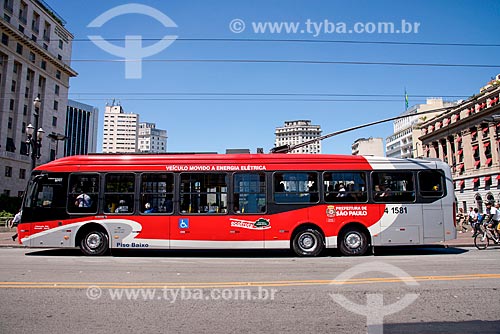  Electric bus on the Tea Viaduct  - Sao Paulo city - Sao Paulo state (SP) - Brazil