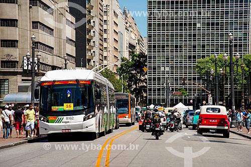  Old cars with new electric bus double and motorbikes walking on the Tea Viaduct  - celebration of 460 years of Sao Paulo  - Sao Paulo city - Sao Paulo state (SP) - Brazil