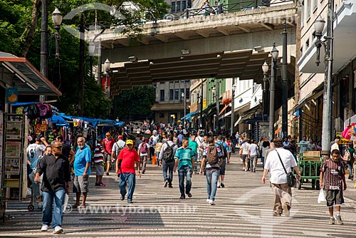  Pedestrians on the General Carneiro Street - overpass of Boa Vista Street in the background  - Sao Paulo city - Sao Paulo state (SP) - Brazil