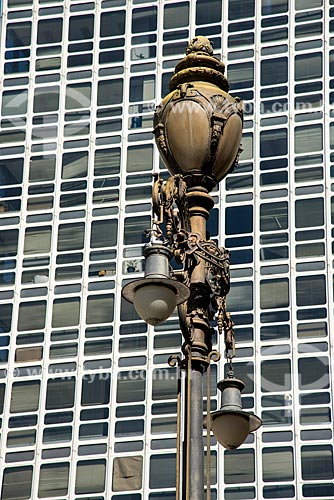  Detail of lamp and facde of building in the city centre  - Sao Paulo city - Sao Paulo state (SP) - Brazil