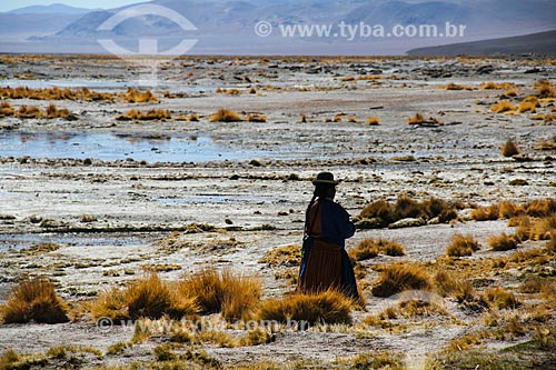  Woman with typical clothing near to Uyuni Salt Flat  - Potosi department - Bolivia