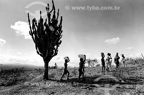  Women and children carrying water  - Canudos city - Bahia state (BA) - Brazil