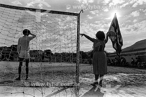  Flag-bearer on the side of goalpost during a amateur soccer match  - Rio de Janeiro city - Rio de Janeiro state (RJ) - Brazil