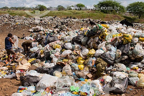  Collectors in garbage dump - Serra Talhada inner city  - Serra Talhada city - Pernambuco state (PE) - Brazil