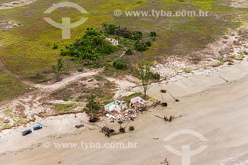  Houses overthrown by the advancing sea on the coast of Ilha Comprida city - North Boqueirao  - Ilha Comprida city - Sao Paulo state (SP) - Brazil