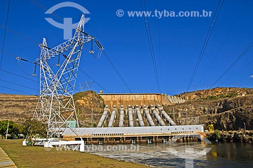  Transmission tower of Furnas Hydrelectric Plant with the powerhouse in the background  - Sao Jose da Barra city - Minas Gerais state (MG) - Brazil
