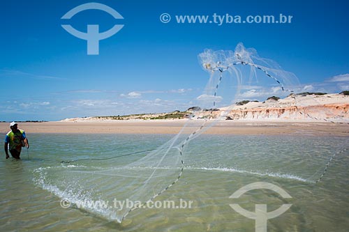  Man fishing - Canoa Quebrada Beach  - Aracati city - Ceara state (CE) - Brazil