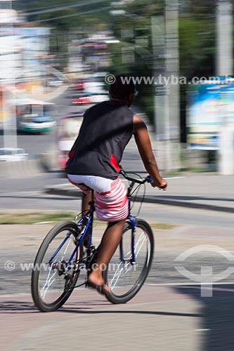  Cyclist pedaling near the Viaduct of Posse  - Nova Iguacu city - Rio de Janeiro state (RJ) - Brazil