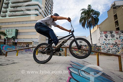  Maneuver with BMX bicycle - Skatepark of Via Light  - Nova Iguacu city - Rio de Janeiro state (RJ) - Brazil