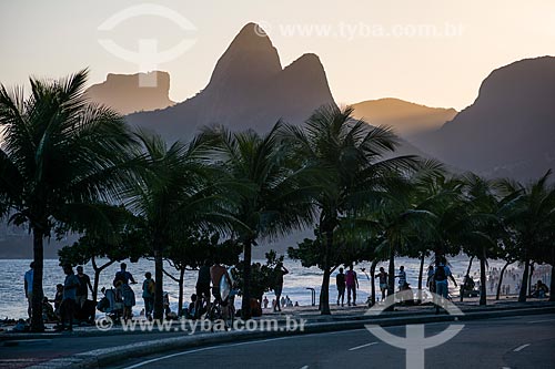  People on the Arpoador Beach waterfront  - Rio de Janeiro city - Rio de Janeiro state (RJ) - Brazil