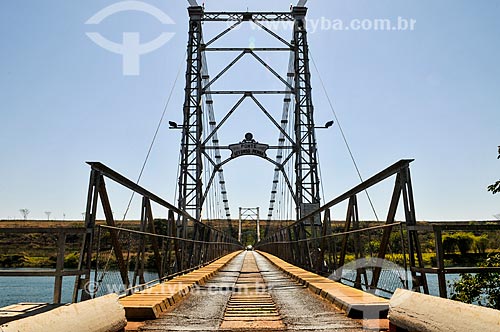  View of Affonso Penna Suspension Bridge (1909) over Paranaiba River - boundary between Itumbiara (GO) and Arapora (MG) cities  - Itumbiara city - Goias state (GO) - Brazil