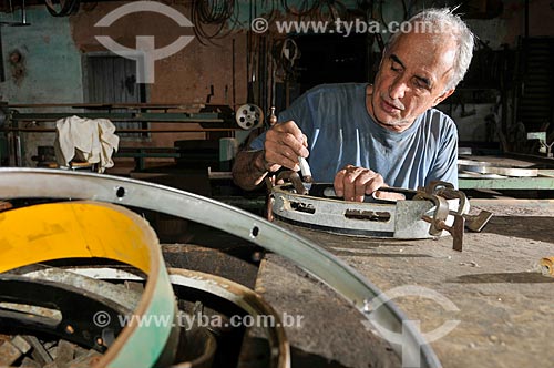  Luthier manufacturing musical instrument in his workshop  - Sao Jose do Rio Preto city - Sao Paulo state (SP) - Brazil