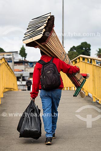  Hawker carrying brooms and squeegees Presidente Dutra Highway also known as Via Dutra in the height of Km 05  - Mesquita city - Rio de Janeiro state (RJ) - Brazil