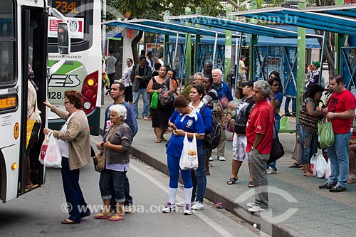  Bus stop near the Getulio Vargas Square  - Sao Joao de Meriti city - Rio de Janeiro state (RJ) - Brazil