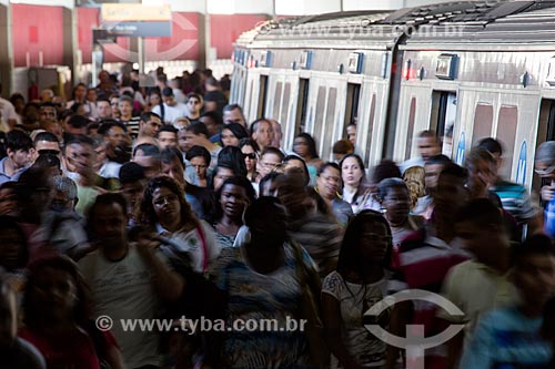  People disembark - the Pavuna Station of Rio Subway  - Rio de Janeiro city - Rio de Janeiro state (RJ) - Brazil