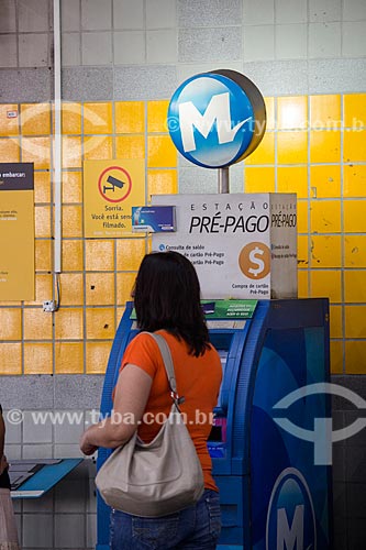  Woman doing recharge of MetrôRio ticket - Self-service terminal of Pavuna Subway Station  - Rio de Janeiro city - Rio de Janeiro state (RJ) - Brazil