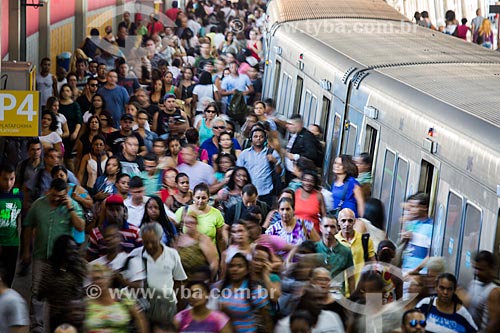  People disembarking on the Pavuna Subway Station  - Rio de Janeiro city - Rio de Janeiro state (RJ) - Brazil