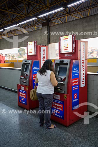  Woman using cash machine - Pavuna Station of Rio Subway  - Rio de Janeiro city - Rio de Janeiro state (RJ) - Brazil