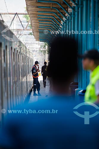  Employee of SuperVia in platform of Central do Brasil Train Station  - Rio de Janeiro city - Rio de Janeiro state (RJ) - Brazil