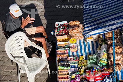  Street vendor working in city center of Nova Iguacu  - Nova Iguacu city - Rio de Janeiro state (RJ) - Brazil
