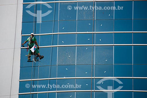  Man cleaning the glass building in city center Nova Iguacu  - Nova Iguacu city - Rio de Janeiro state (RJ) - Brazil