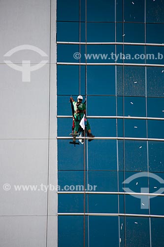  Man cleaning the glass building in city center Nova Iguacu  - Nova Iguacu city - Rio de Janeiro state (RJ) - Brazil