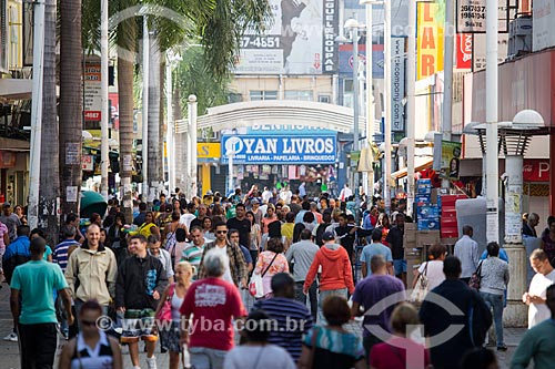  Crowd in Boardwalk Governador Amaral Peixoto - Open-air mall  - Nova Iguacu city - Rio de Janeiro state (RJ) - Brazil