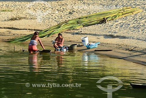  Washerwoman on the banks of Tapajos River  - Itaituba city - Para state (PA) - Brazil