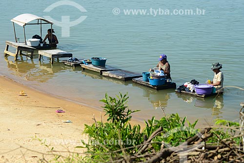  Washerwoman on the banks of Tapajos River  - Itaituba city - Para state (PA) - Brazil