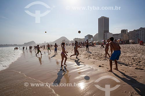  Peoples playing soccer on the waterfront of Leme Beach  - Rio de Janeiro city - Rio de Janeiro state (RJ) - Brazil