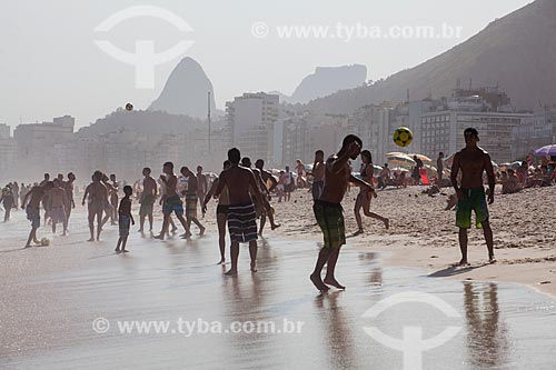  Peoples playing soccer on the waterfront of Leme Beach with Morro Dois Irmaos (Two Brothers Mountain) and Rock of Gavea in the background  - Rio de Janeiro city - Rio de Janeiro state (RJ) - Brazil