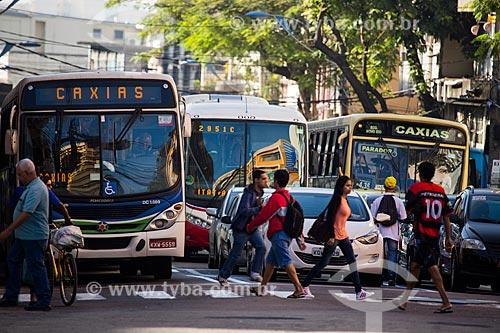  Pedestrians crossing Street near Roberto Silveira Square  - Duque de Caxias city - Rio de Janeiro state (RJ) - Brazil