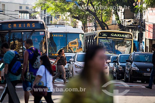  Pedestrians crossing Street near Roberto Silveira Square  - Duque de Caxias city - Rio de Janeiro state (RJ) - Brazil