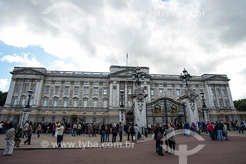  Tourists - Buckingham Palace (1703) - official residence of the British monarchy  - London - Greater London - England