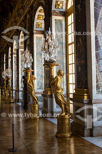  Statues inside of Hall of Mirrors - Château de Versailles (Palace of Versailles) - official residence of the France monarchy between the years 1682 to 1789  - Versalhes city - Yvelines department - France