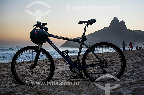  Bike - Ipanema Beach with the Morro Dois Irmaos (Two Brothers Mountain) in the background  - Rio de Janeiro city - Rio de Janeiro state (RJ) - Brazil