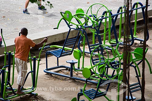  Man using Third Age Academy equipment - Luis de Camoes Square  - Rio de Janeiro city - Rio de Janeiro state (RJ) - Brazil