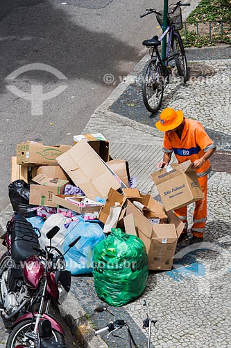  Refuse collector - separating trash near to Luis de Camoes Square  - Rio de Janeiro city - Rio de Janeiro state (RJ) - Brazil