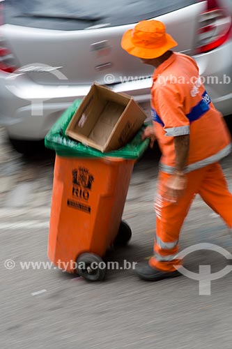  Refuse collector - carrying a dump near to Luis de Camoes Square  - Rio de Janeiro city - Rio de Janeiro state (RJ) - Brazil
