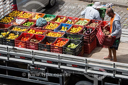  Men loading fruits and legumes - truck body after organic food fair - Luis de Camoes Square  - Rio de Janeiro city - Rio de Janeiro state (RJ) - Brazil