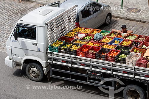  Man loading fruits and legumes - truck body after organic food fair - Luis de Camoes Square  - Rio de Janeiro city - Rio de Janeiro state (RJ) - Brazil