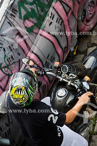  Motorcyclist - parked beside vandalized car  - Rio de Janeiro city - Rio de Janeiro state (RJ) - Brazil