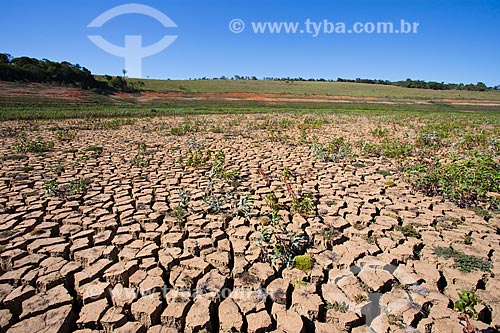  Cracked soil - Jacarei Dam during the supply crisis in Sistema Cantareira (Cantareira System)  - Joanopolis city - Sao Paulo state (SP) - Brazil