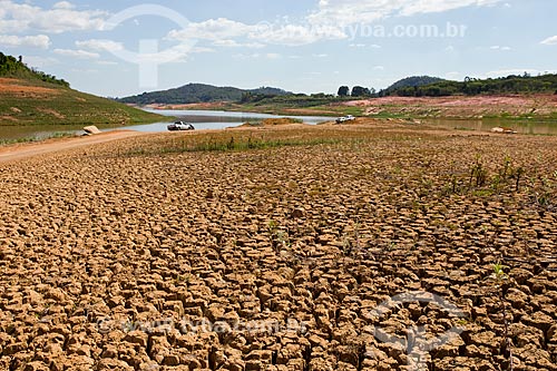  Cracked soil - Jaguari Dam during the supply crisis in Sistema Cantareira (Cantareira System)  - Vargem city - Sao Paulo state (SP) - Brazil