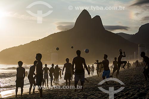  Peoples playing soccer on the waterfront of Ipanema Beach with Morro Dois Irmaos (Two Brothers Mountain) in the background  - Rio de Janeiro city - Rio de Janeiro state (RJ) - Brazil
